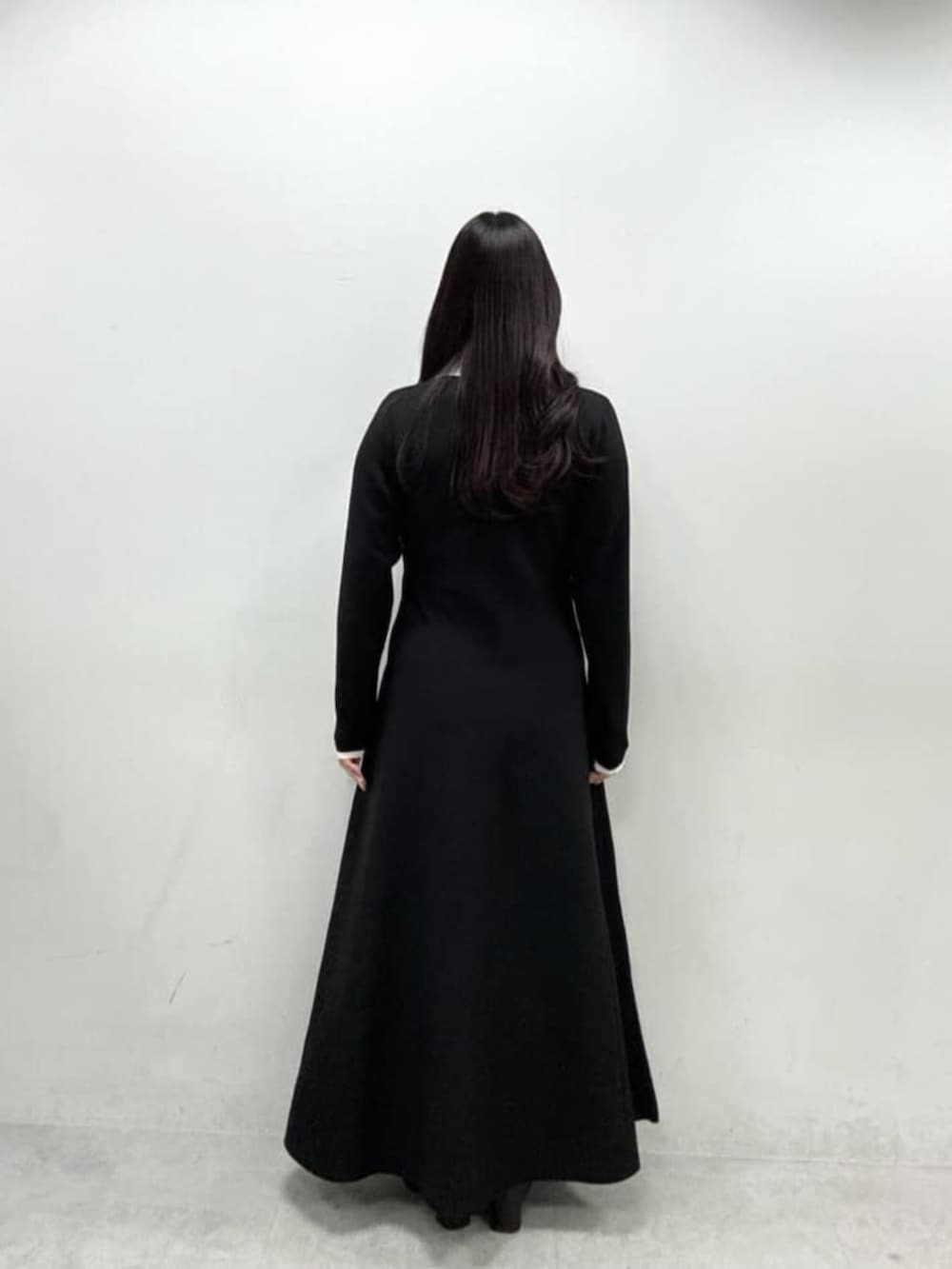 ブルー系のワンピースを着用したレディースの秋コーディネートの3枚目の写真