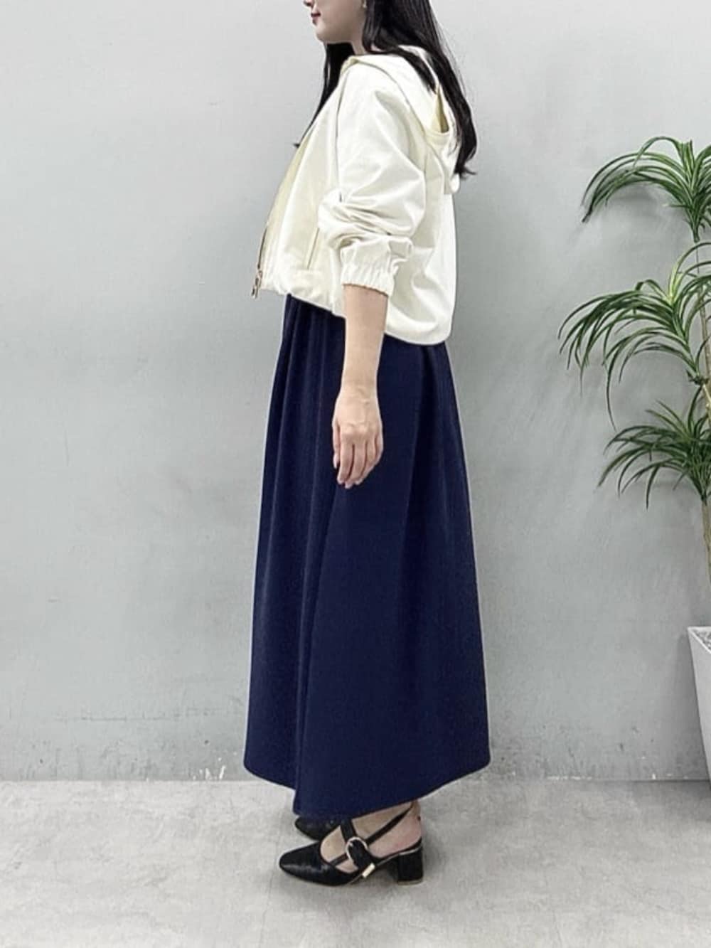 ホワイト系のマウンテンパーカー、ブルー系のワンピースを着用したレディースの春コーディネートの3枚目の写真