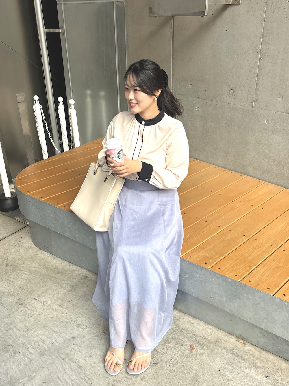 ホワイト系のシャツ/ブラウス、ホワイト系のショルダーバッグを着用したレディースの春コーディネートの5枚目の写真