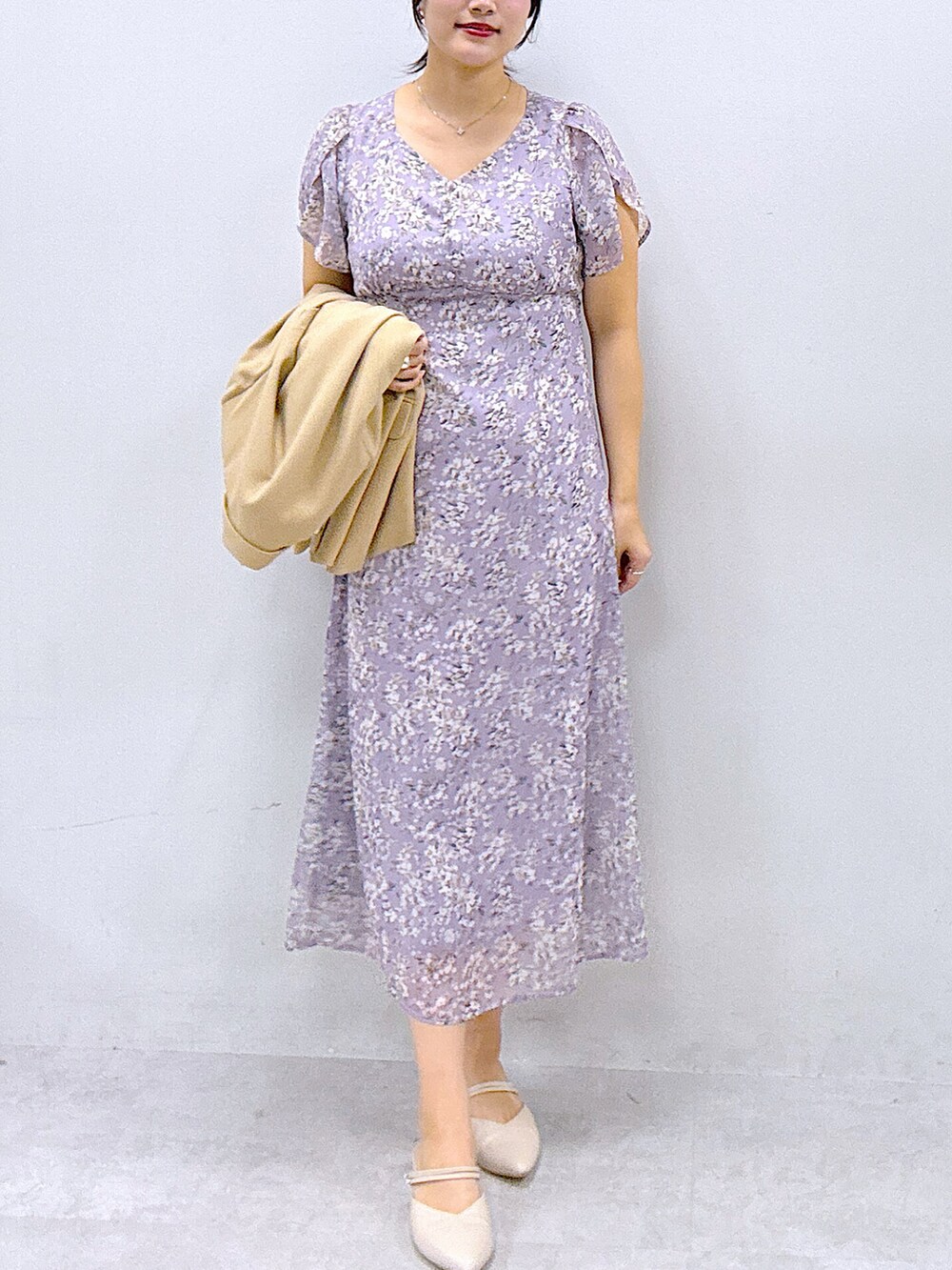 パープル系のワンピース、ベージュ系のその他アウターを着用したレディースの春コーディネートの4枚目の写真