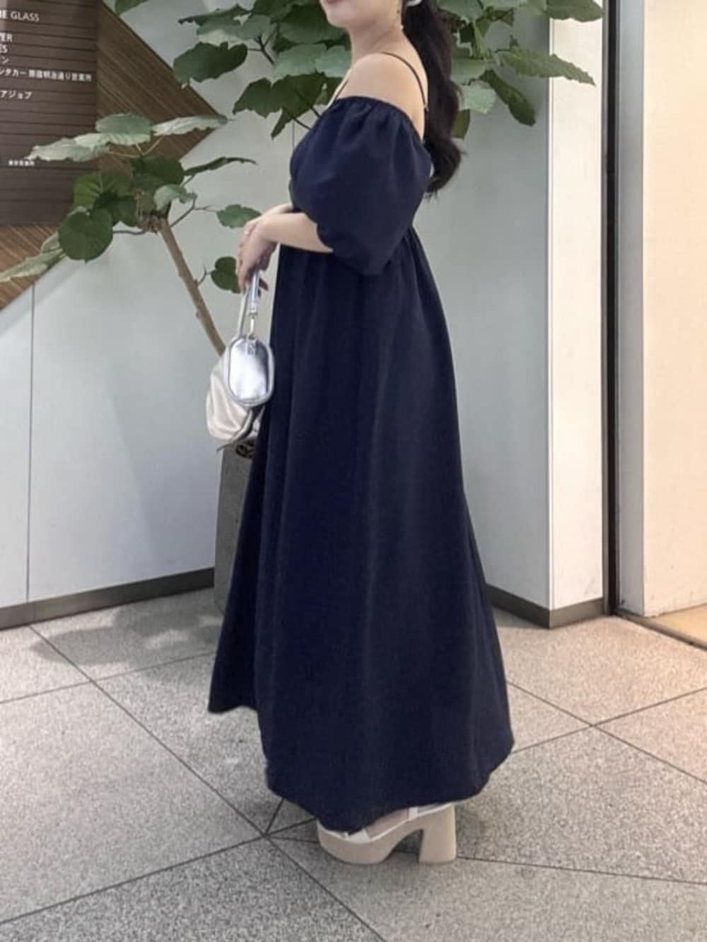 ブルー系のワンピースを着用したレディースの夏コーディネートの3枚目の写真