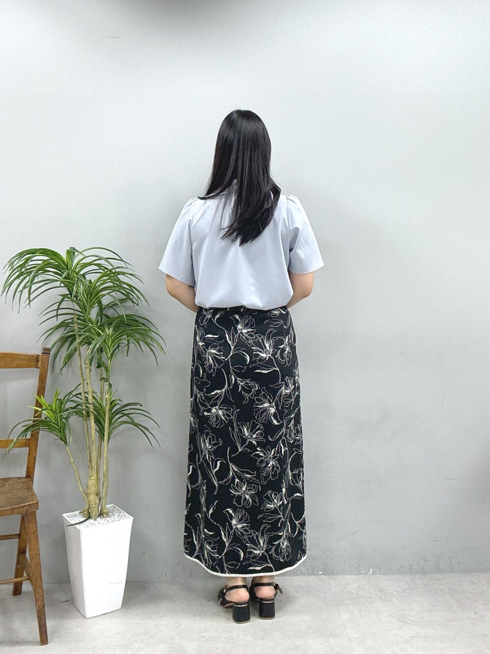 ベージュ系のショルダーバッグ、ブラック系のサンダル、その他のスカートを着用したレディースの春コーディネートの3枚目の写真