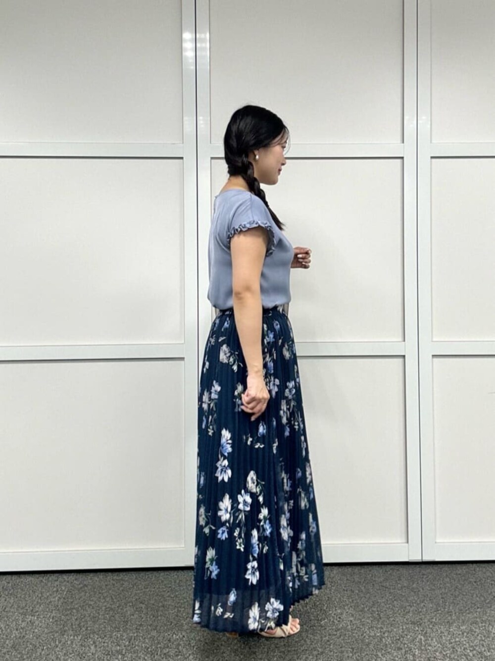 ブルー系のシャツ/ブラウスを着用したレディースの夏コーディネートの2枚目の写真