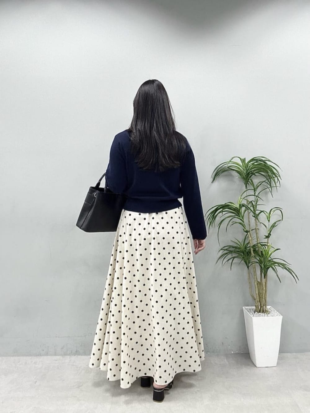 ブルー系のカーディガン/ボレロを着用したレディースの春コーディネートの4枚目の写真