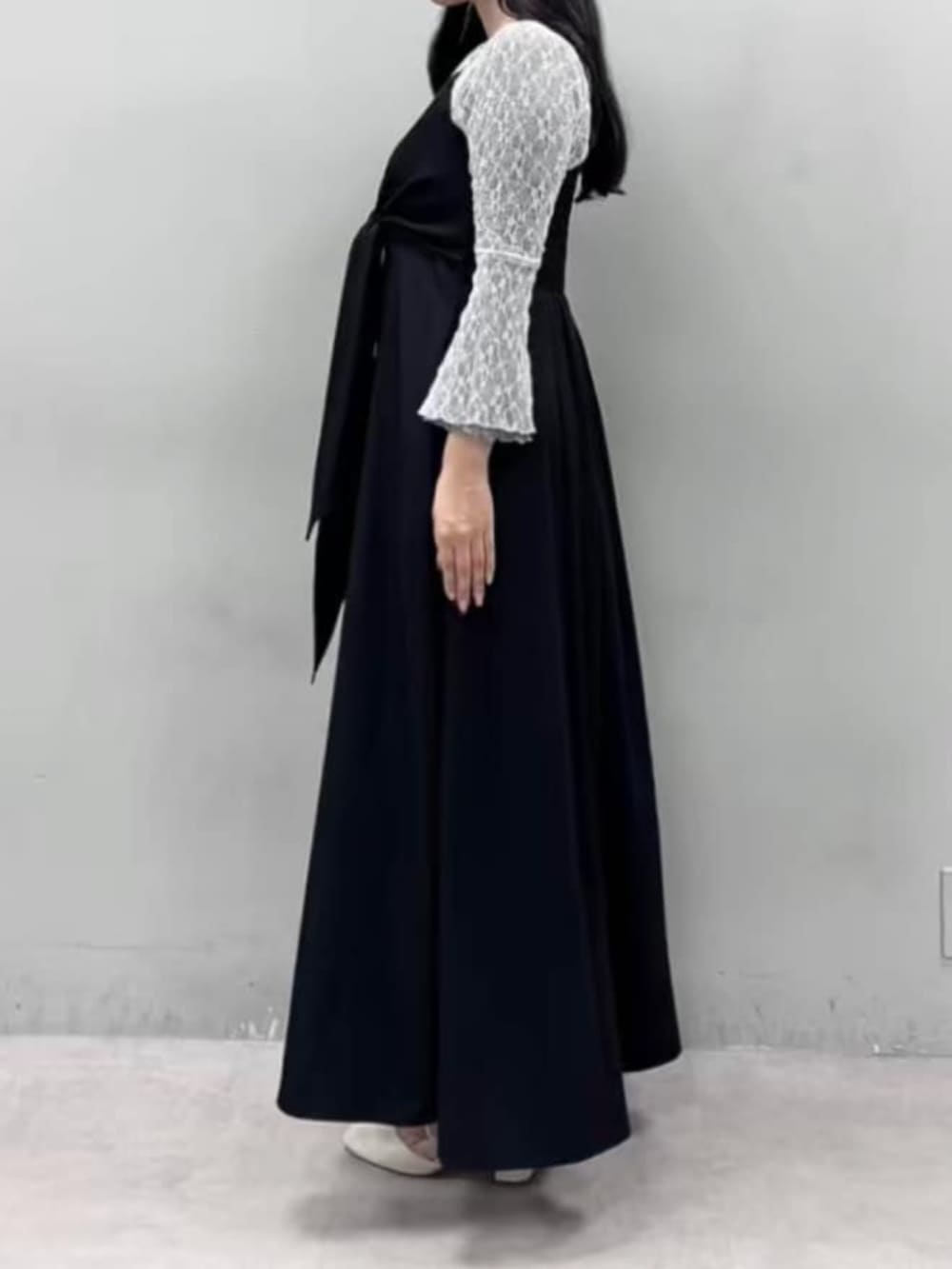 ブルー系のTシャツ/カットソー、ブルー系のワンピースを着用したレディースの春コーディネートの3枚目の写真