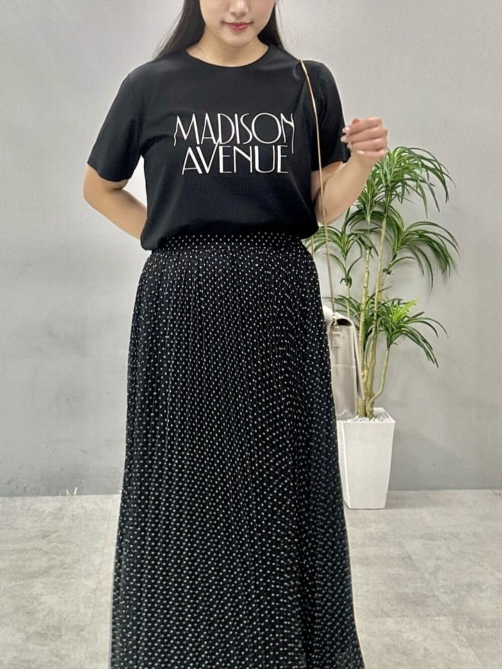 ブラック系のTシャツ/カットソー、その他のスカートを着用したレディースの夏コーディネートの5枚目の写真