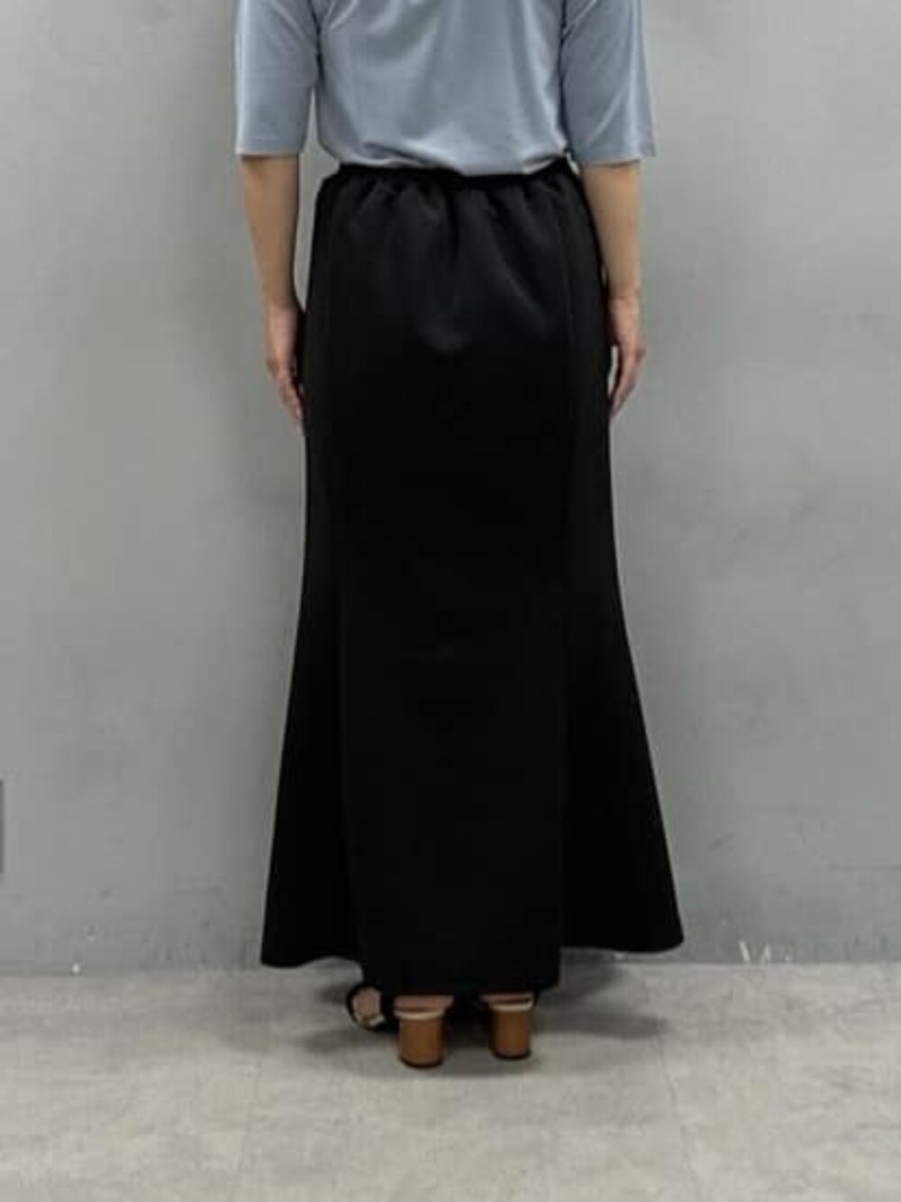 ブラック系のスカート、ブルー系のTシャツ/カットソーを着用したレディースの夏コーディネートの3枚目の写真