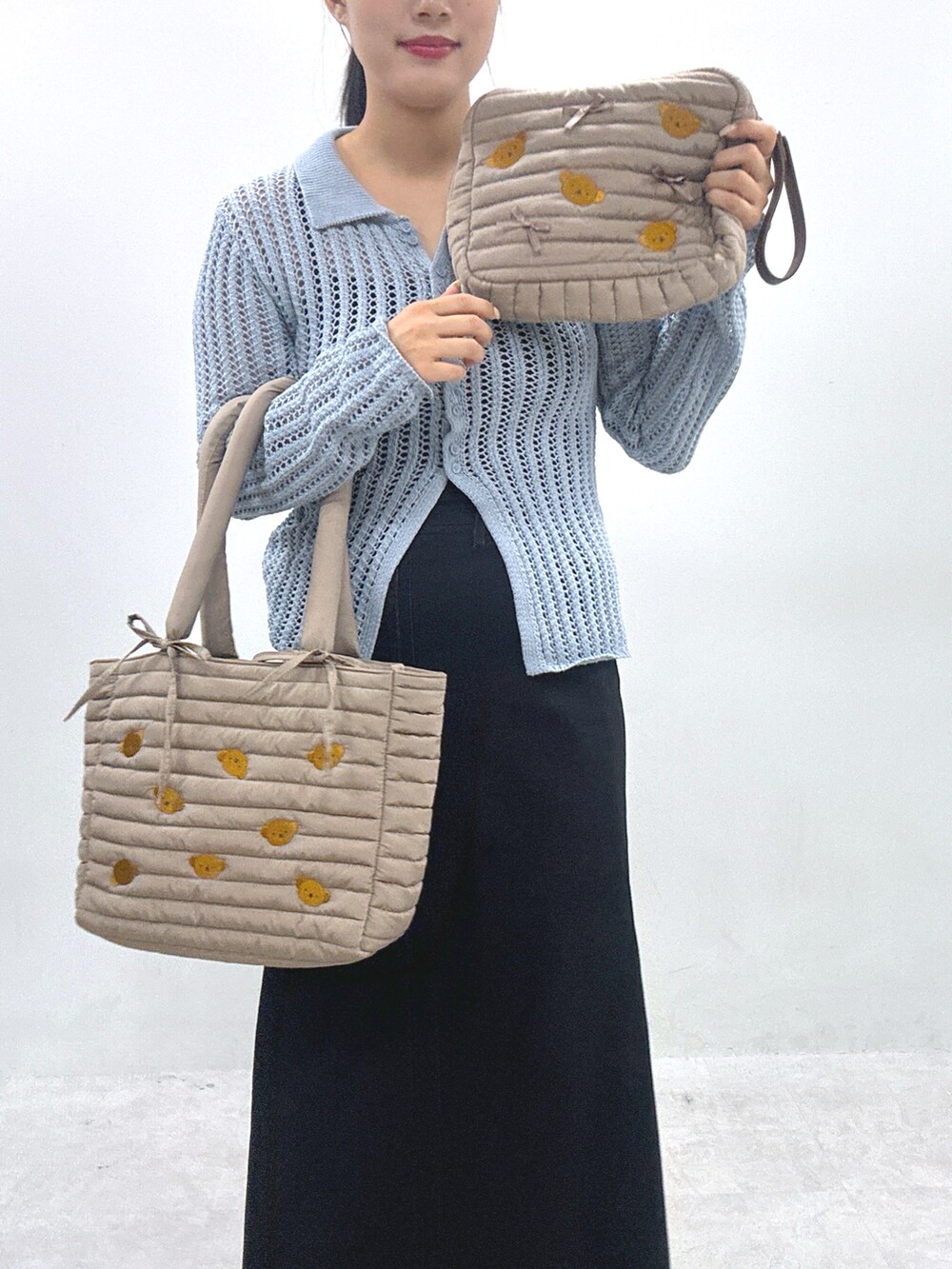 ブラック系のスカート、ブルー系のカーディガン/ボレロ、ブラウン系のショルダーバッグを着用したレディースの冬コーディネートの2枚目の写真