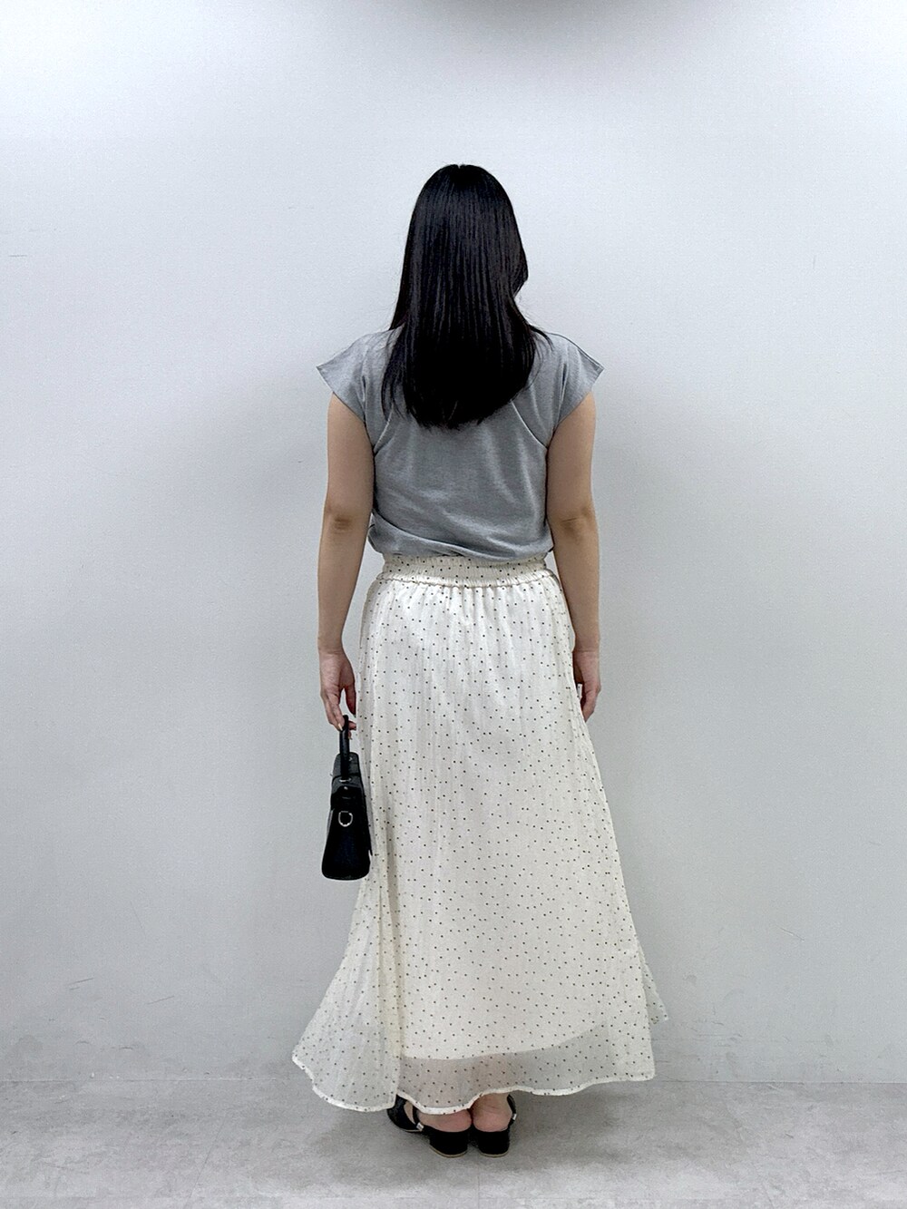 グレー系のTシャツ/カットソーを着用したレディースの春コーディネートの3枚目の写真