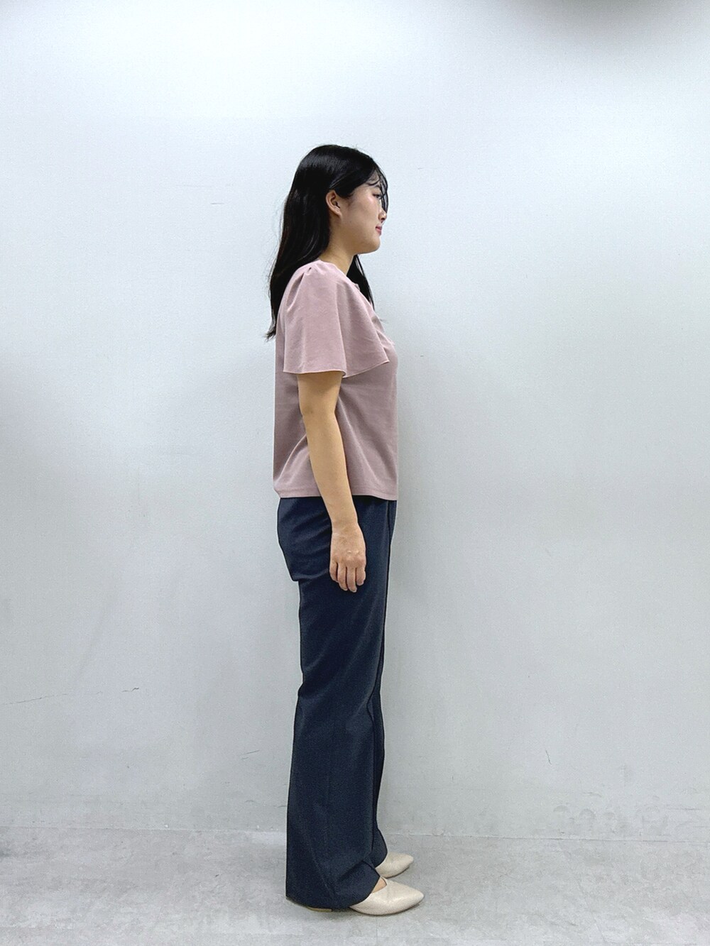 ブルー系のその他パンツ、ピンク系のシャツ/ブラウスを着用したレディースの春コーディネートの2枚目の写真