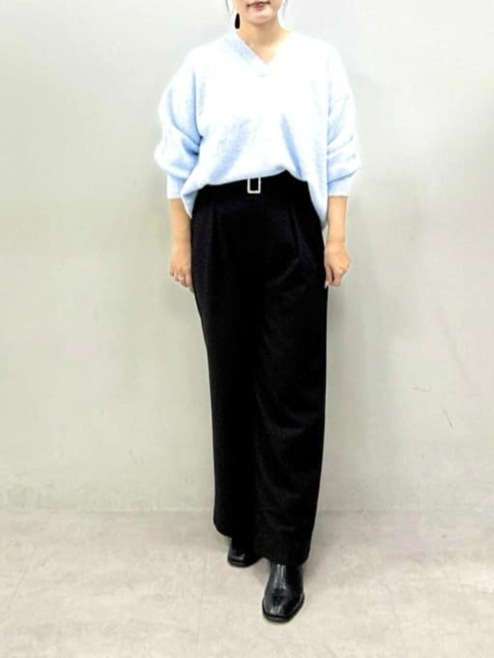 ブルー系のニット/セーター、ブラック系のその他パンツを着用したレディースの秋コーディネートの7枚目の写真