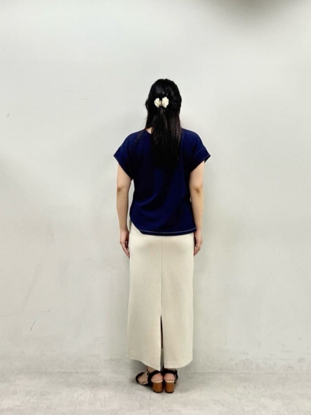 ブルー系のTシャツ/カットソー、ベージュ系のスカートを着用したレディースの夏コーディネートの3枚目の写真