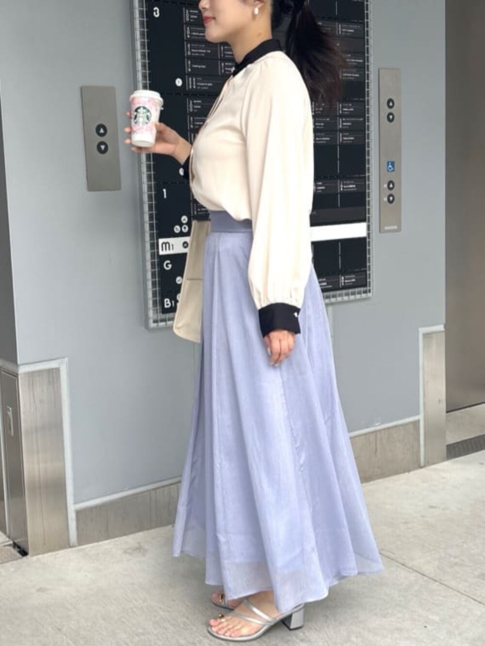 ホワイト系のシャツ/ブラウスを着用したレディースの秋コーディネートの4枚目の写真