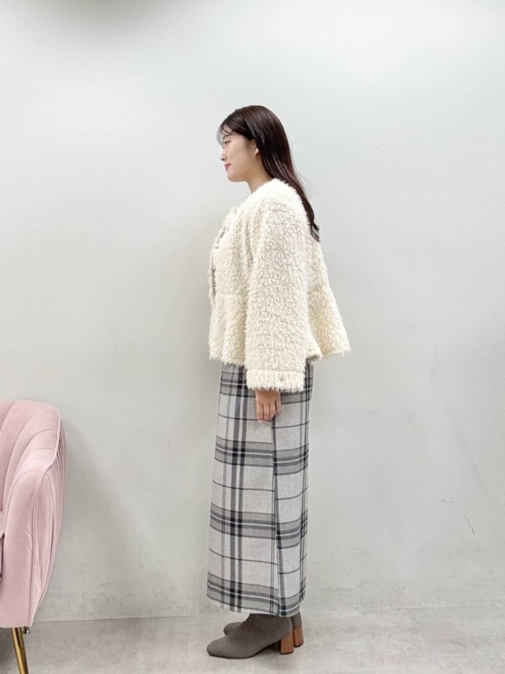 その他のスカート、ホワイト系のノーカラージャケット、グレー系のニット/セーターを着用したレディースの秋コーディネートの2枚目の写真