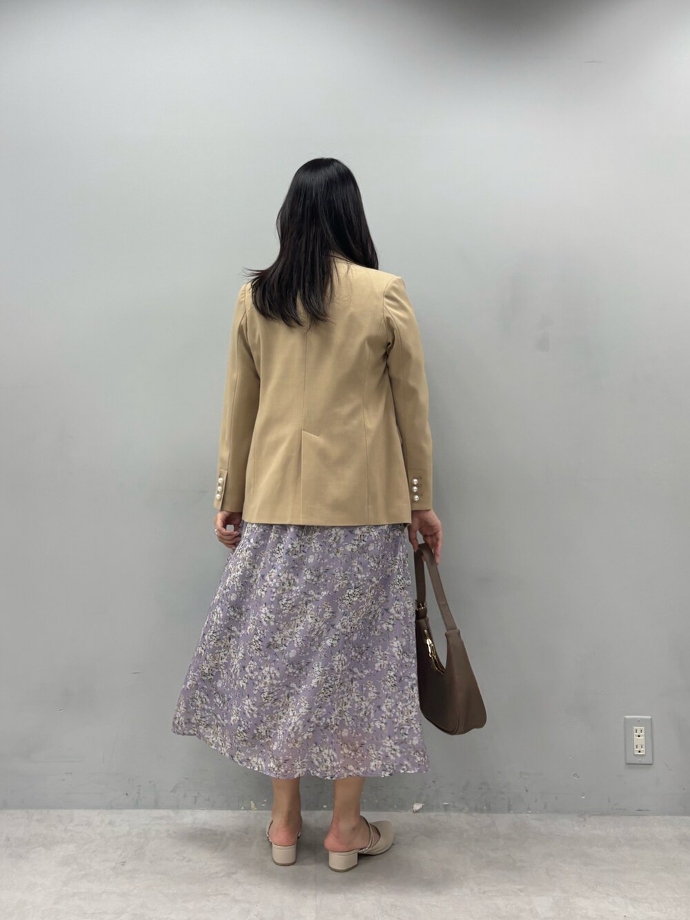 パープル系のワンピース、ベージュ系のその他アウターを着用したレディースの春コーディネートの3枚目の写真