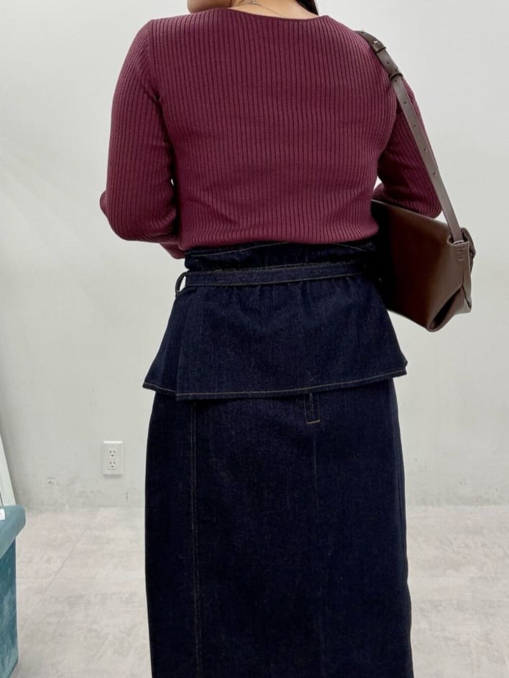 ブルー系のスカート、レッド系のニット/セーターを着用したレディースの秋コーディネートの6枚目の写真