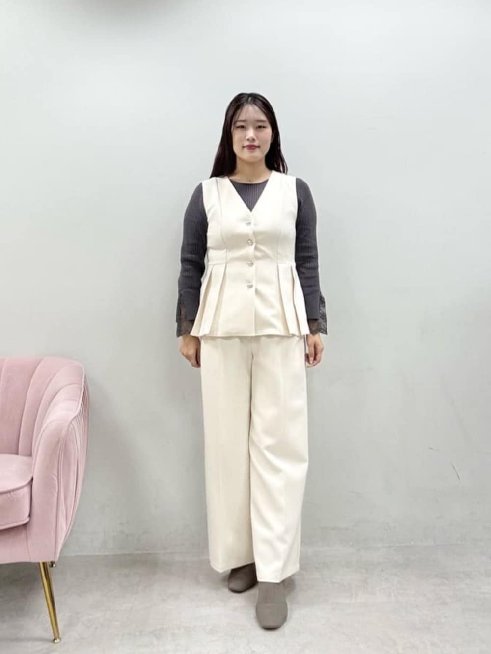 ホワイト系のその他パンツ、ホワイト系のベスト、グレー系のニット/セーターを着用したレディースの秋コーディネートの2枚目の写真