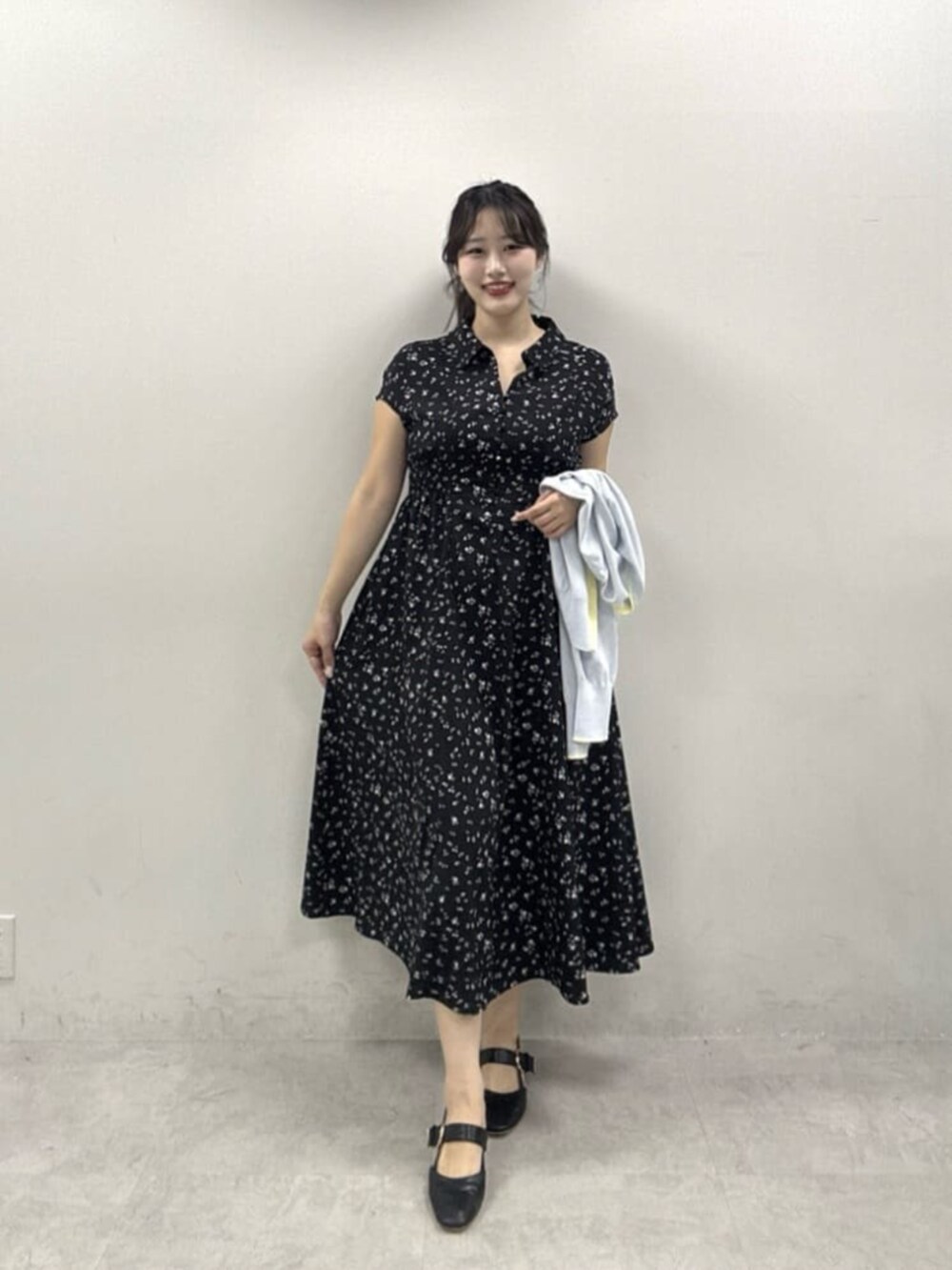 ブルー系のニット/セーター、その他のワンピースを着用したレディースの春コーディネートの2枚目の写真