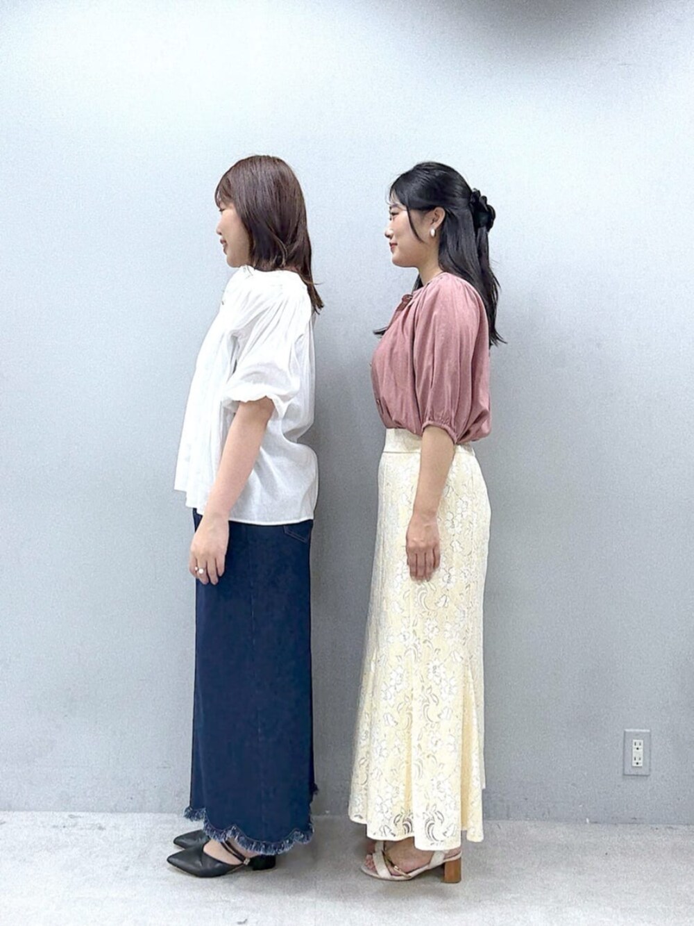 ホワイト系のシャツ/ブラウス、ピンク系のシャツ/ブラウス、ブルー系のスカートを着用したレディースの春コーディネートの2枚目の写真