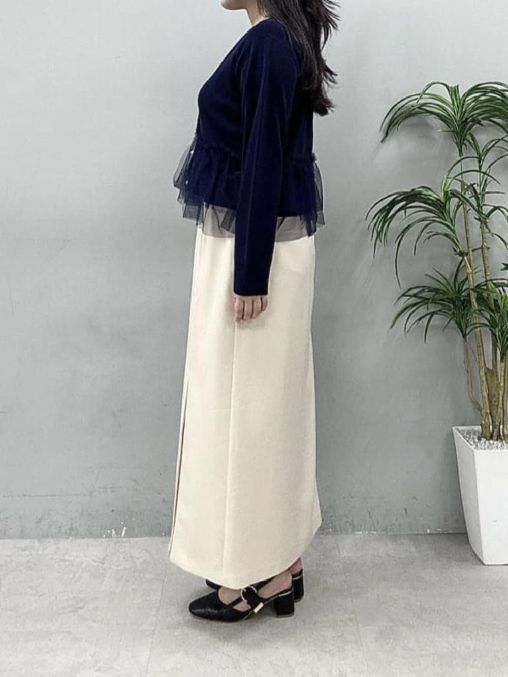 ホワイト系のスカート、ブルー系のカーディガン/ボレロを着用したレディースの春コーディネートの3枚目の写真