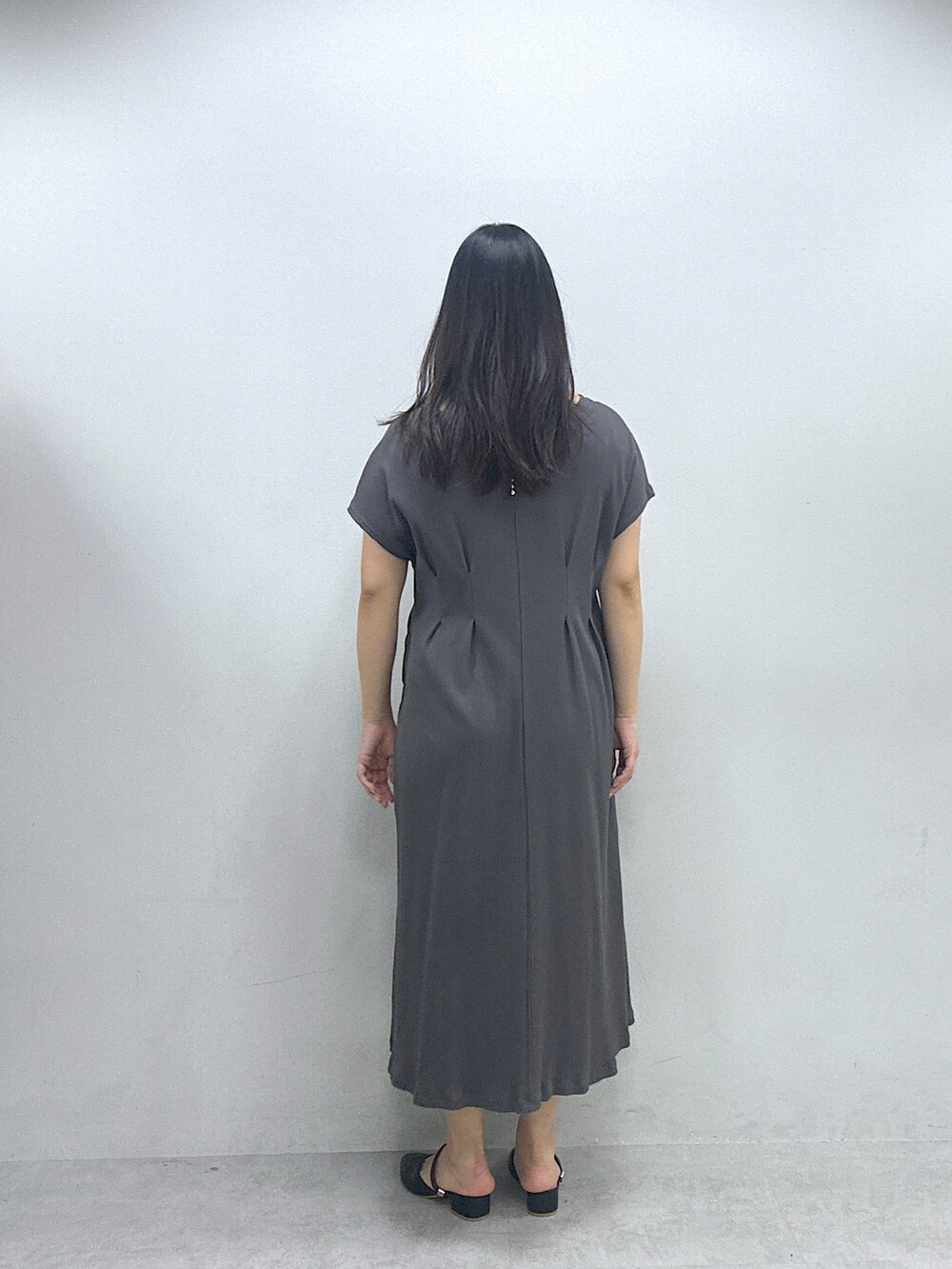 グレー系のワンピースを着用したレディースの春コーディネートの3枚目の写真