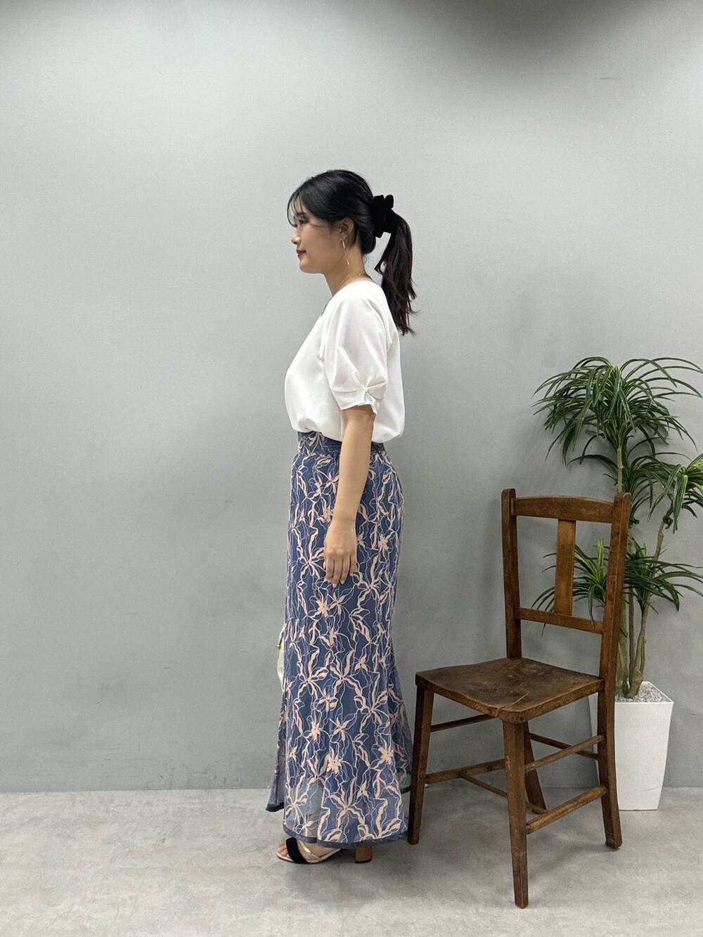 ホワイト系のシャツ/ブラウス、ブルー系のスカートを着用したレディースの春コーディネートの2枚目の写真