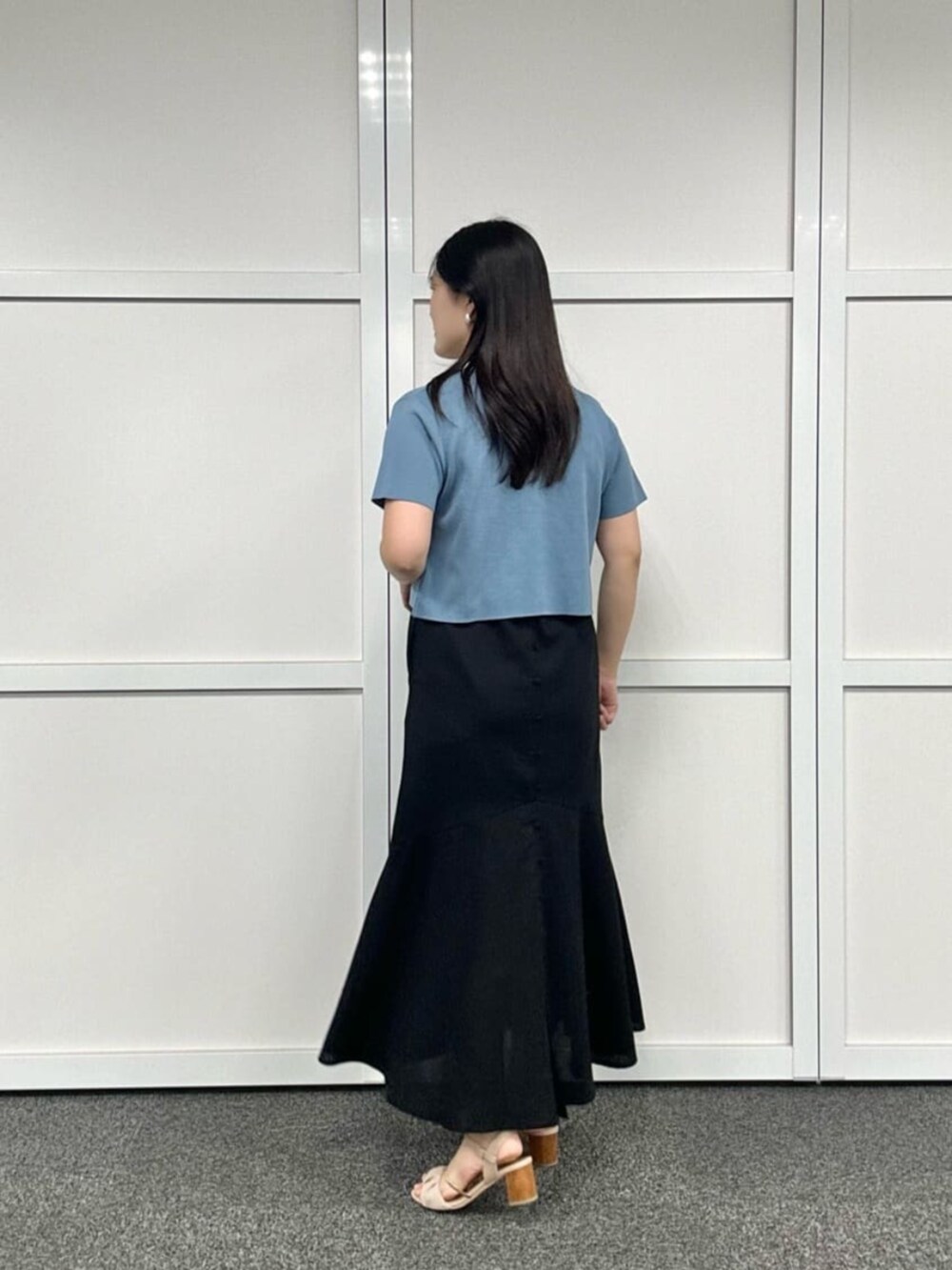 ブルー系のカーディガン/ボレロ、ブラック系のワンピースを着用したレディースの夏コーディネートの3枚目の写真