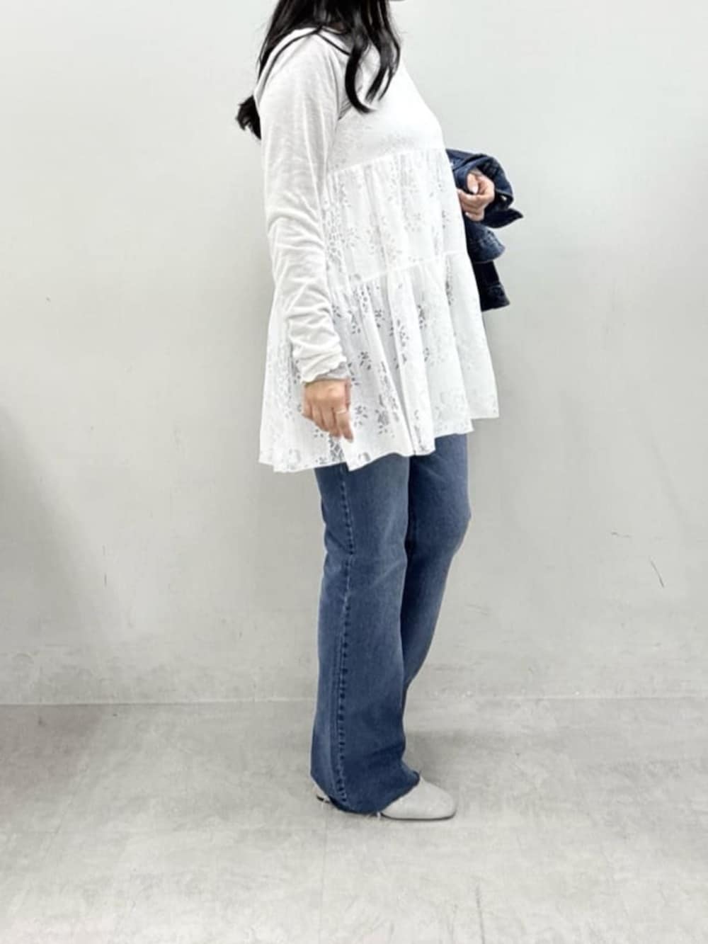 グレー系のサンダル、ブルー系のデニムパンツ、グレー系のTシャツ/カットソーを着用したレディースの冬コーディネートの7枚目の写真