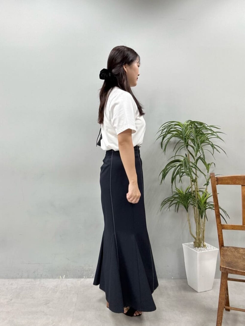 ブルー系のスカート、その他のTシャツ/カットソーを着用したレディースの夏コーディネートの2枚目の写真