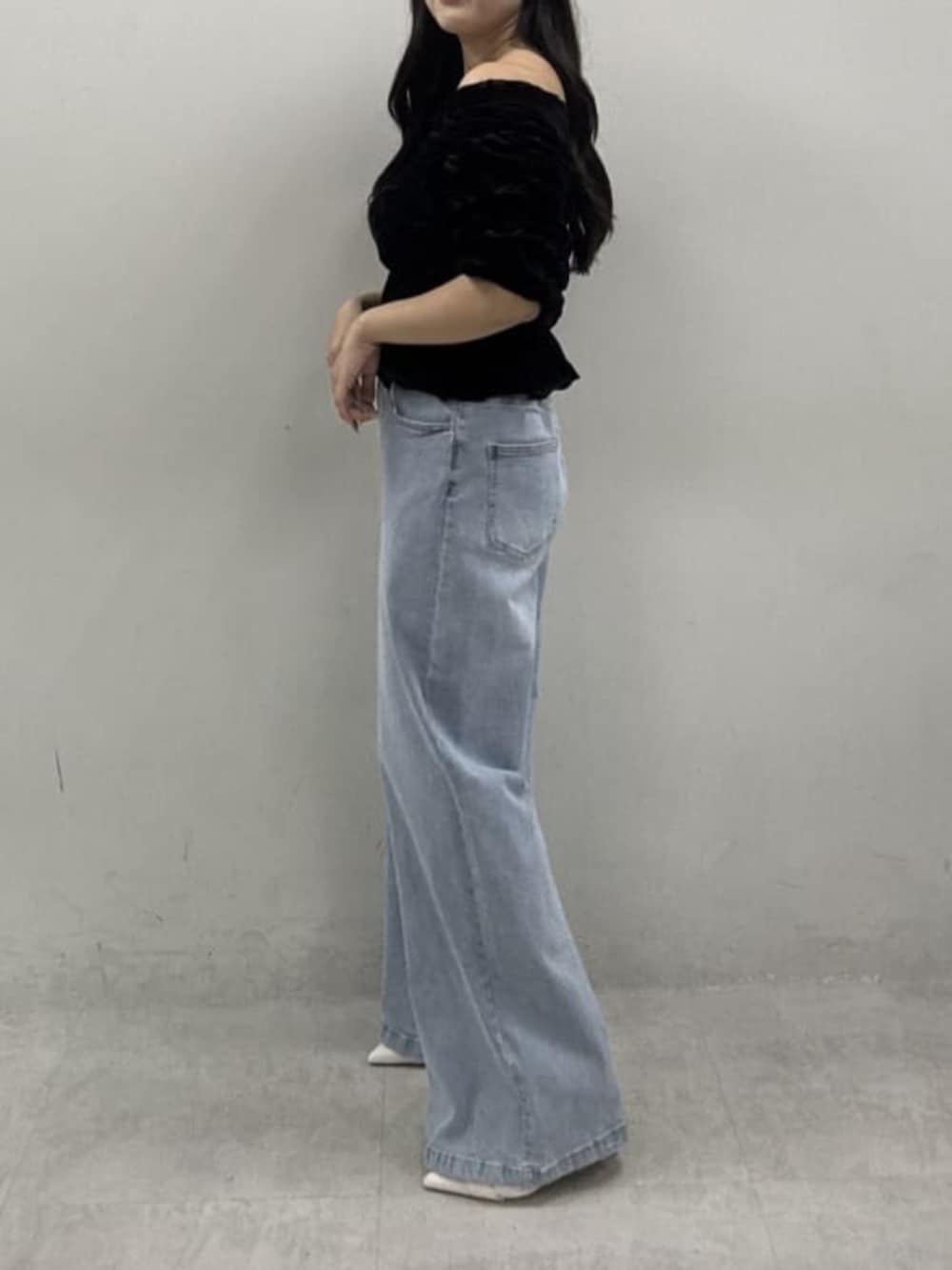 ブルー系のデニムパンツ、ブラック系のTシャツ/カットソーを着用したレディースの夏コーディネートの3枚目の写真