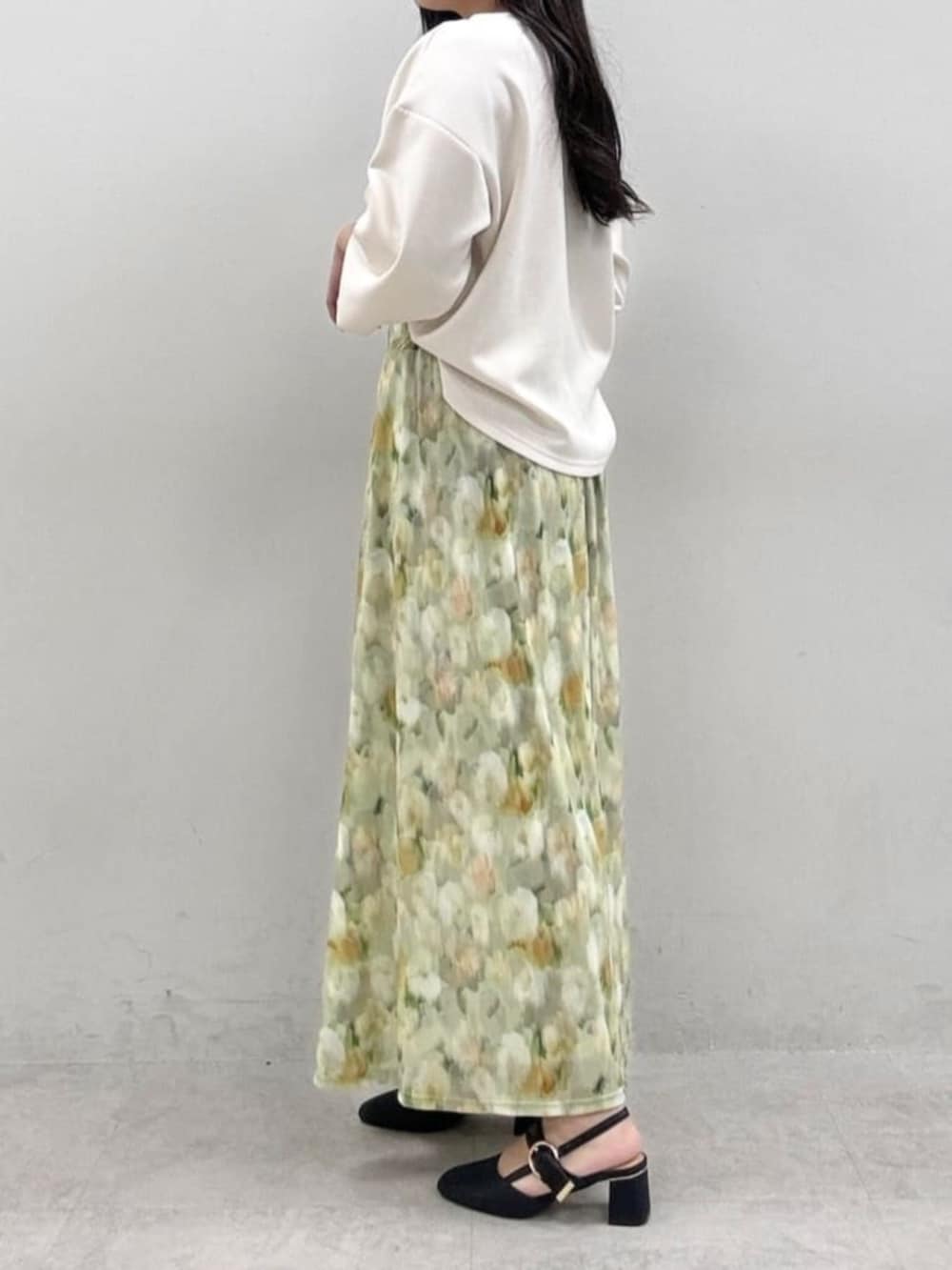 ブラック系のサンダル、グリーン系のスカートを着用したレディースの冬コーディネートの2枚目の写真