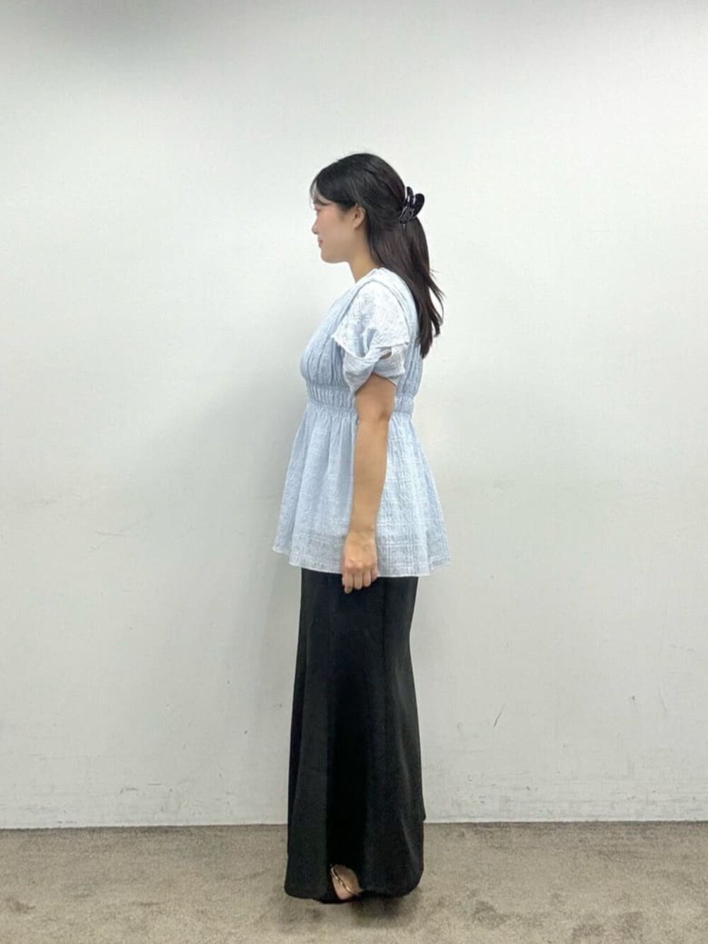 ブラック系のその他シューズ、ホワイト系のショルダーバッグ、ブルー系のシャツ/ブラウスを着用したレディースの夏コーディネートの2枚目の写真