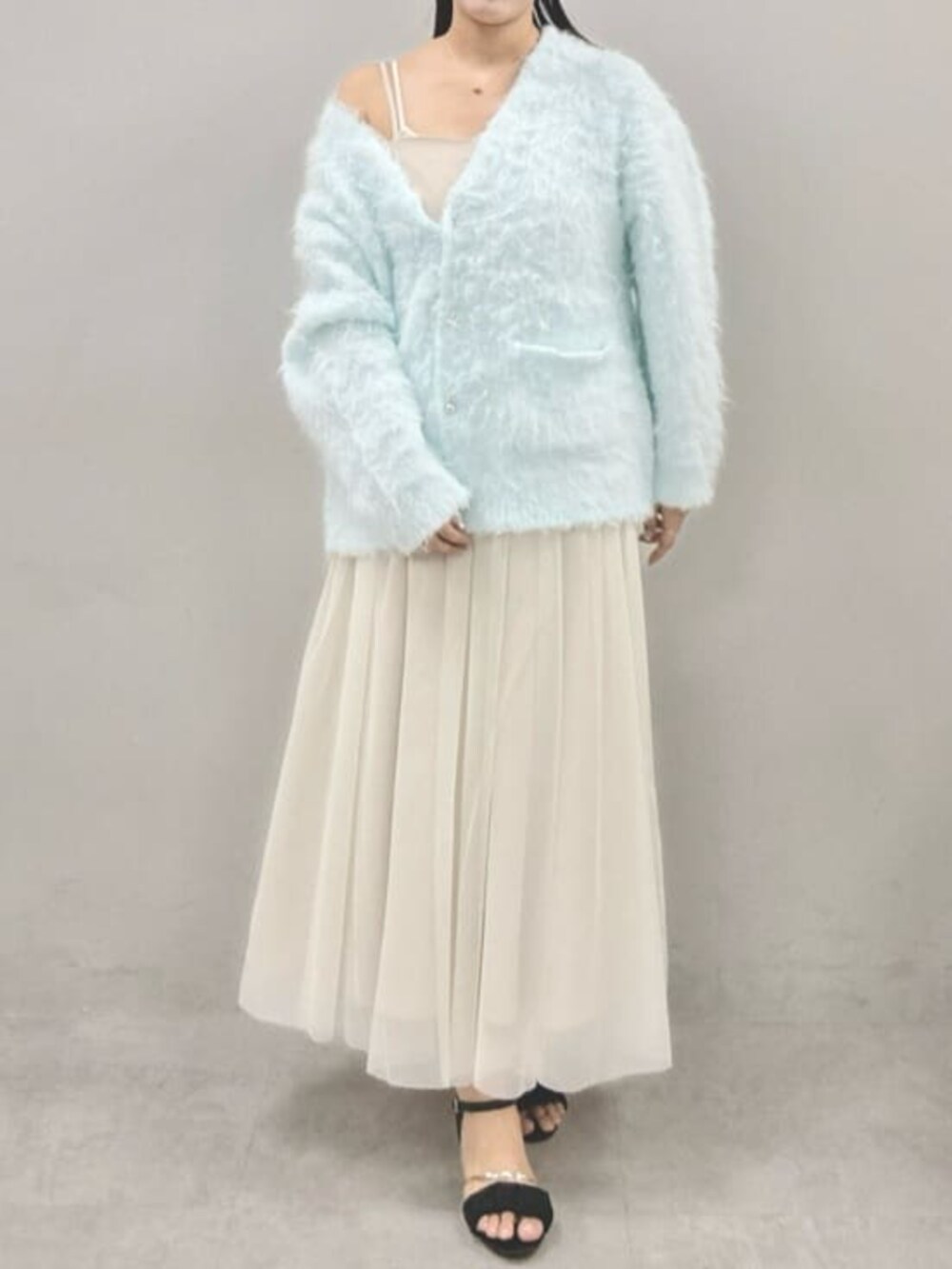 ホワイト系のワンピース、ブルー系のカーディガン/ボレロを着用したレディースの秋コーディネートの4枚目の写真