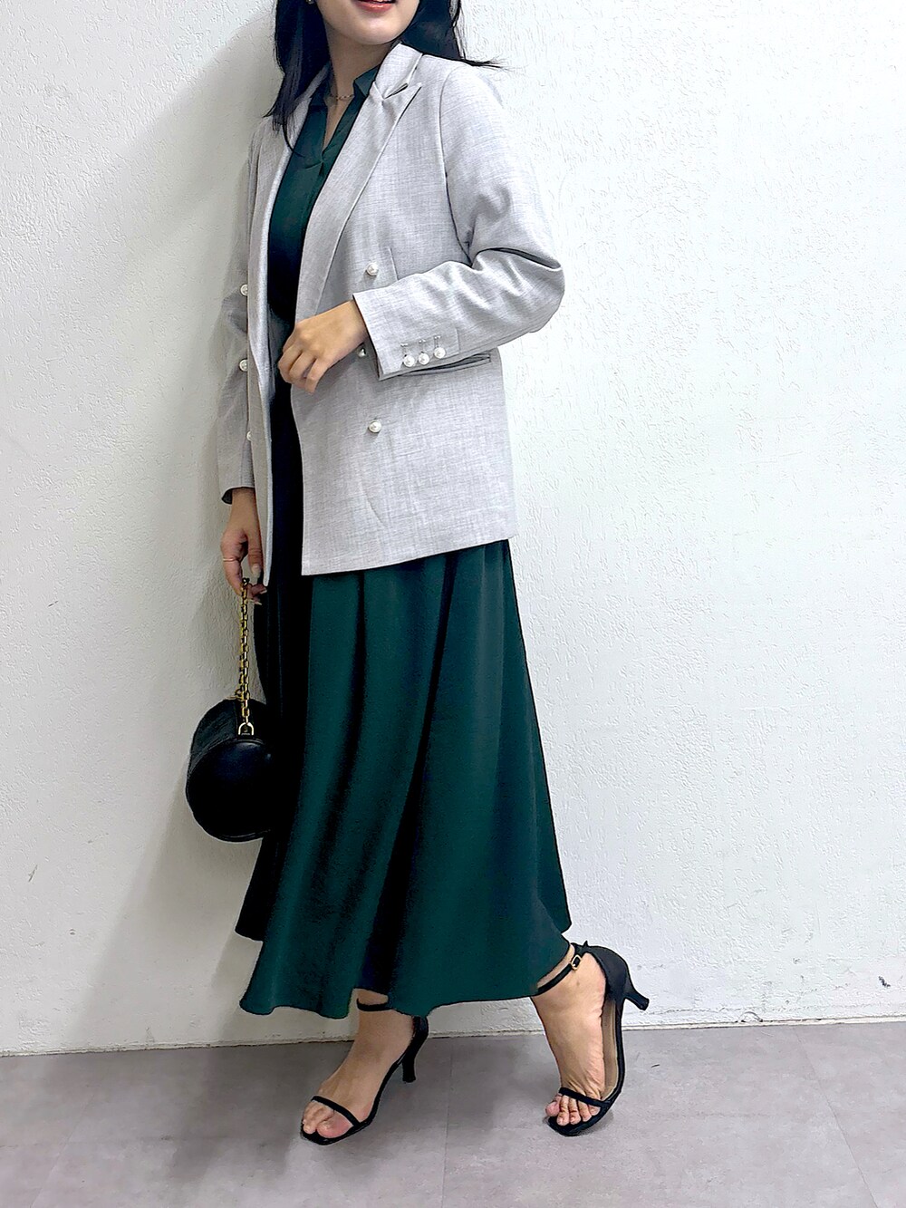 ベージュ系のその他アウター、グリーン系のワンピースを着用したレディースの春コーディネートの3枚目の写真