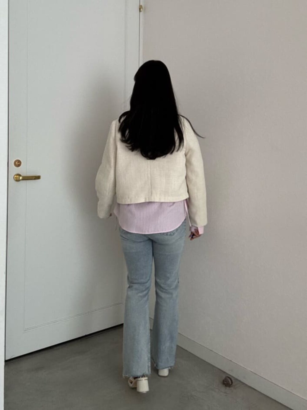 ブルー系のデニムパンツ、ピンク系のシャツ/ブラウスを着用したレディースの冬コーディネートの3枚目の写真