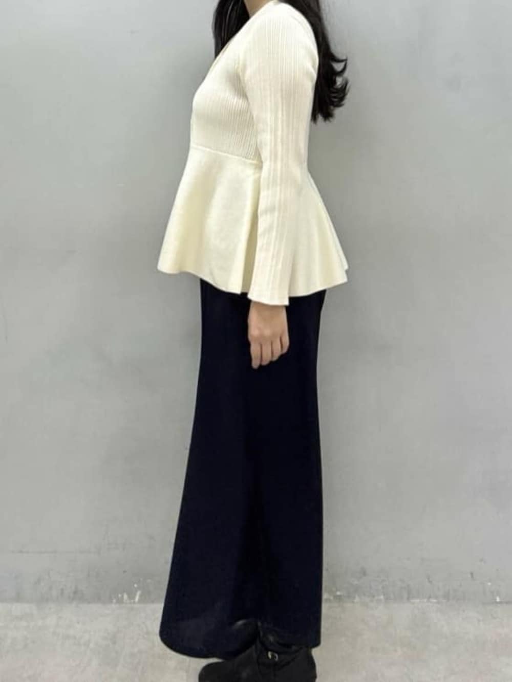 ブルー系のスカート、ホワイト系のカーディガン/ボレロを着用したレディースの冬コーディネートの2枚目の写真