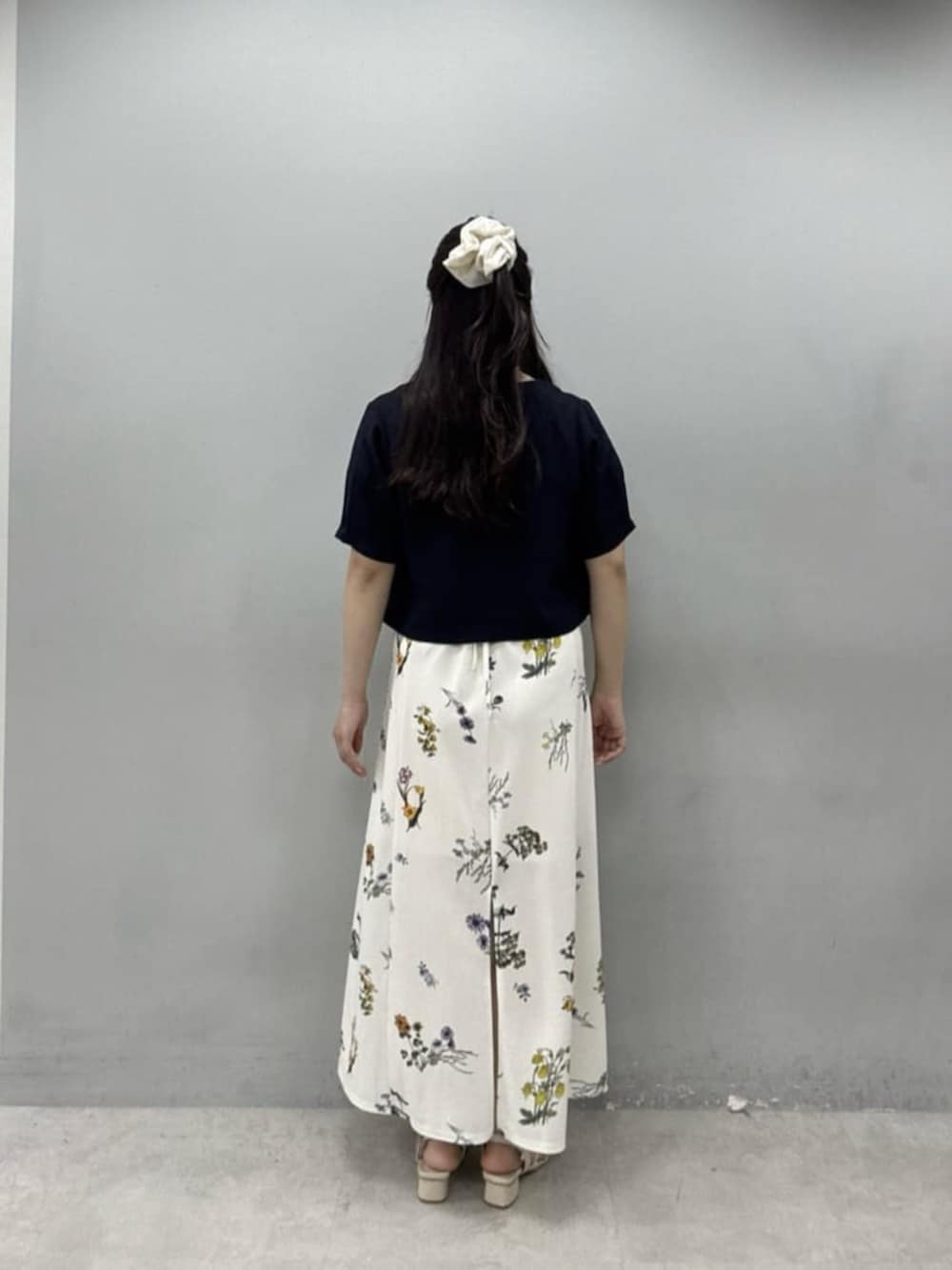 その他のワンピース、ブルー系のノーカラージャケットを着用したレディースの春コーディネートの3枚目の写真