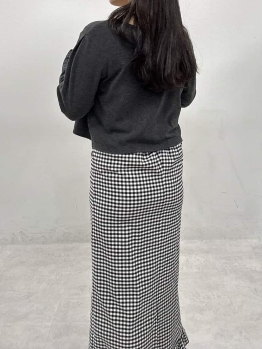 その他のスカート、グレー系のTシャツ/カットソー、グレー系のカーディガン/ボレロを着用したレディースの冬コーディネートの8枚目の写真