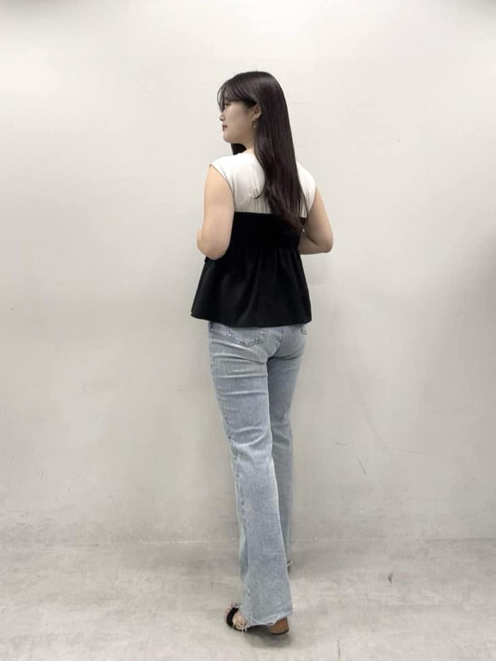 ブルー系のデニムパンツ、ブラック系のTシャツ/カットソーを着用したレディースの春コーディネートの3枚目の写真