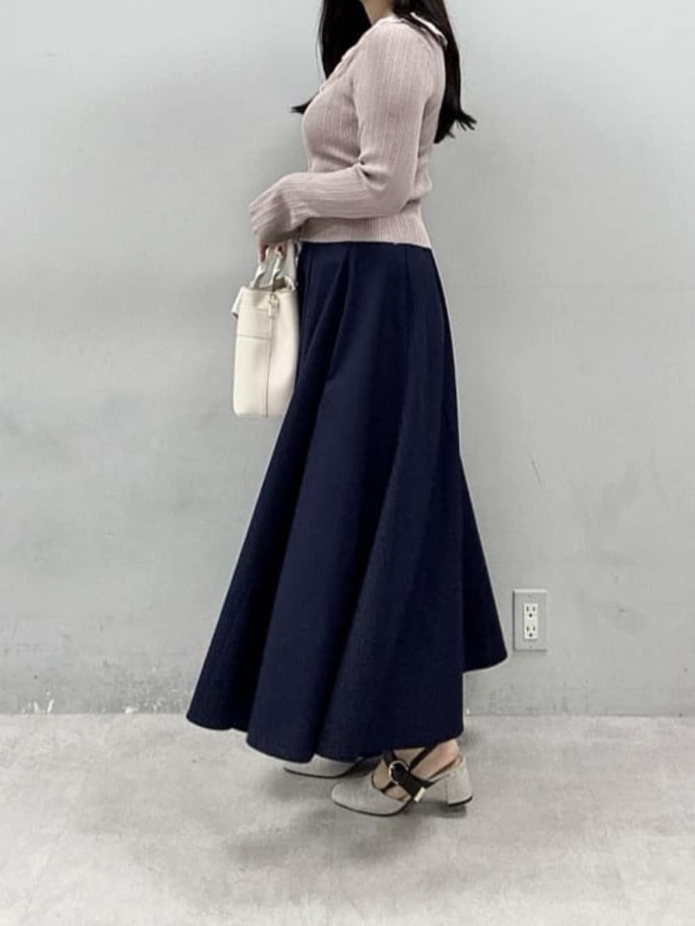 ホワイト系のショルダーバッグ、ピンク系のニット/セーターを着用したレディースの春コーディネートの2枚目の写真