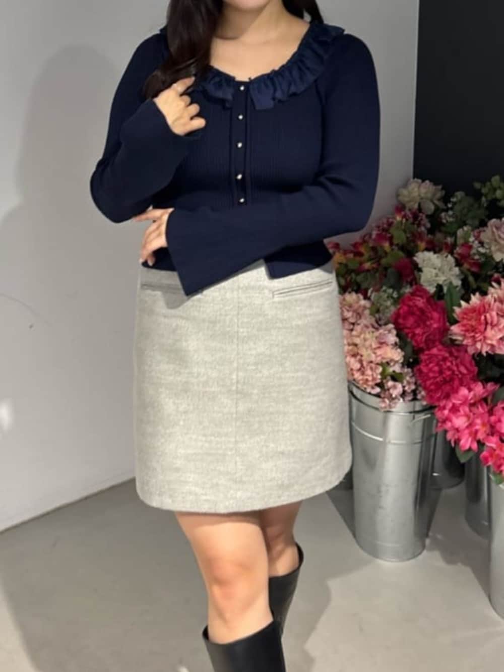 グレー系のスカート、ブルー系のニット/セーターを着用したレディースの冬コーディネートの4枚目の写真