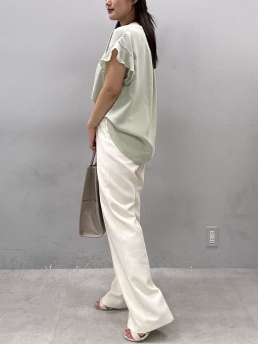 ホワイト系のその他パンツ、グリーン系のシャツ/ブラウスを着用したレディースの夏コーディネートの2枚目の写真