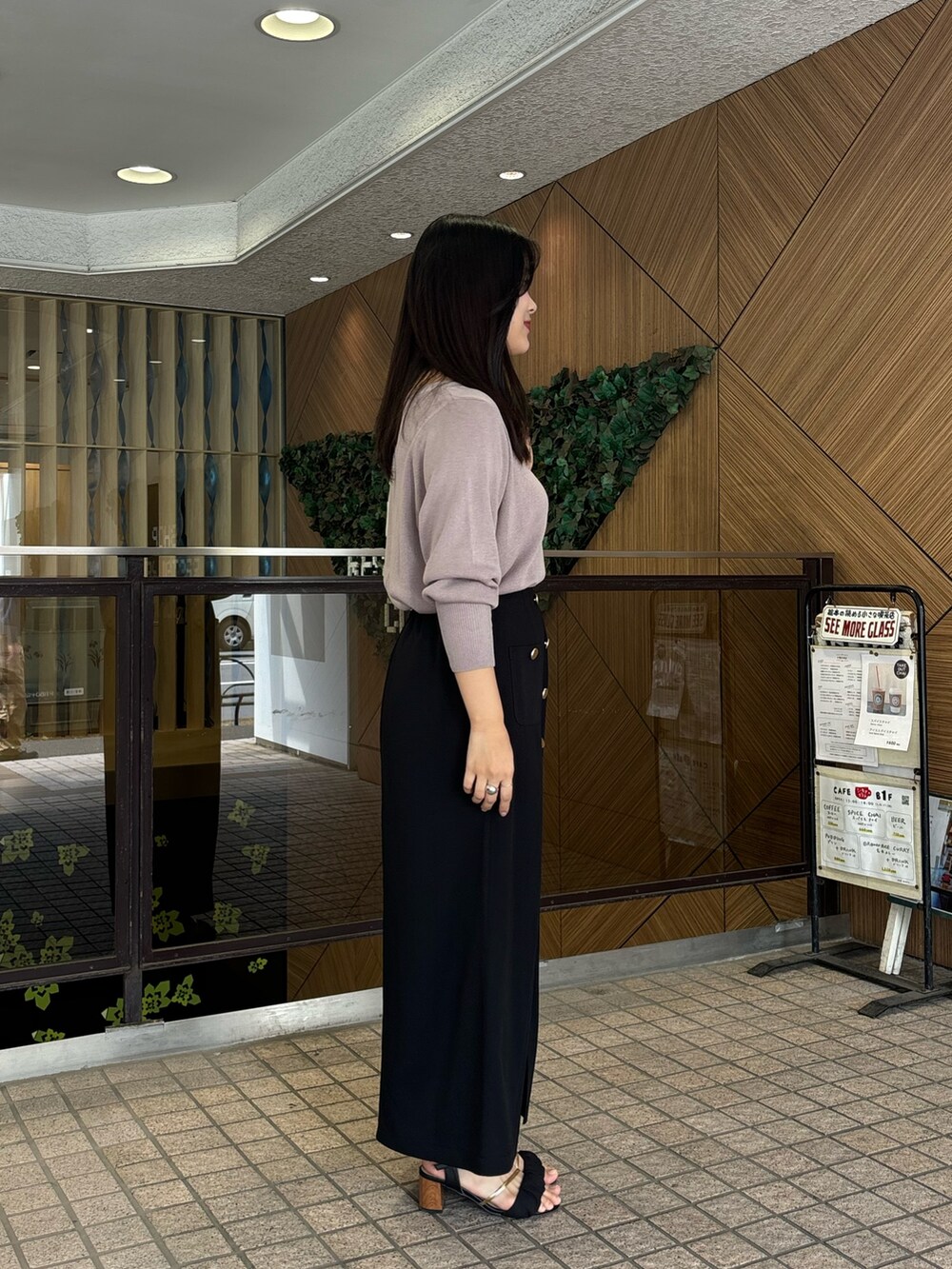 ベージュ系のニット/セーターを着用したレディースの春コーディネートの4枚目の写真