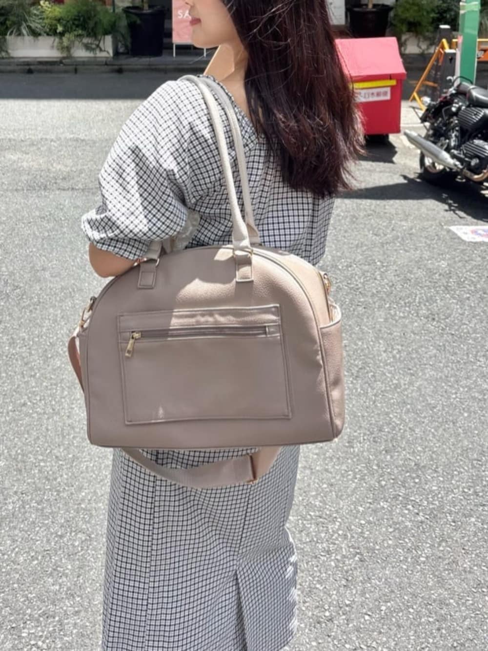 その他のワンピース、ベージュ系のボストンバッグを着用したレディースの秋コーディネートの7枚目の写真