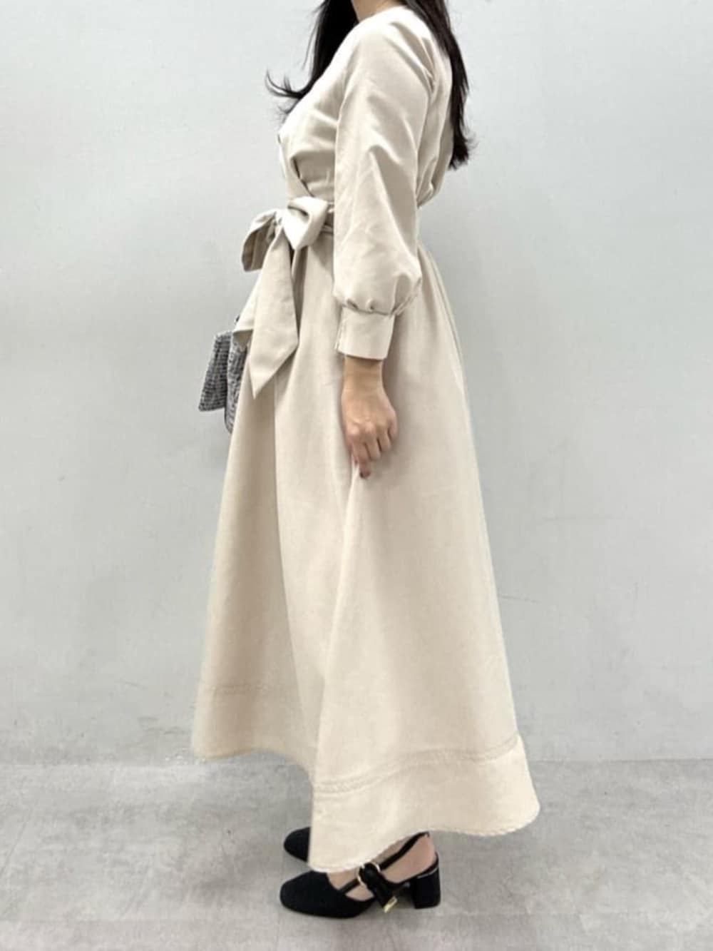 ブルー系のテーラードジャケット、ブラック系のサンダル、ブラック系のハンドバッグを着用したレディースの冬コーディネートの3枚目の写真