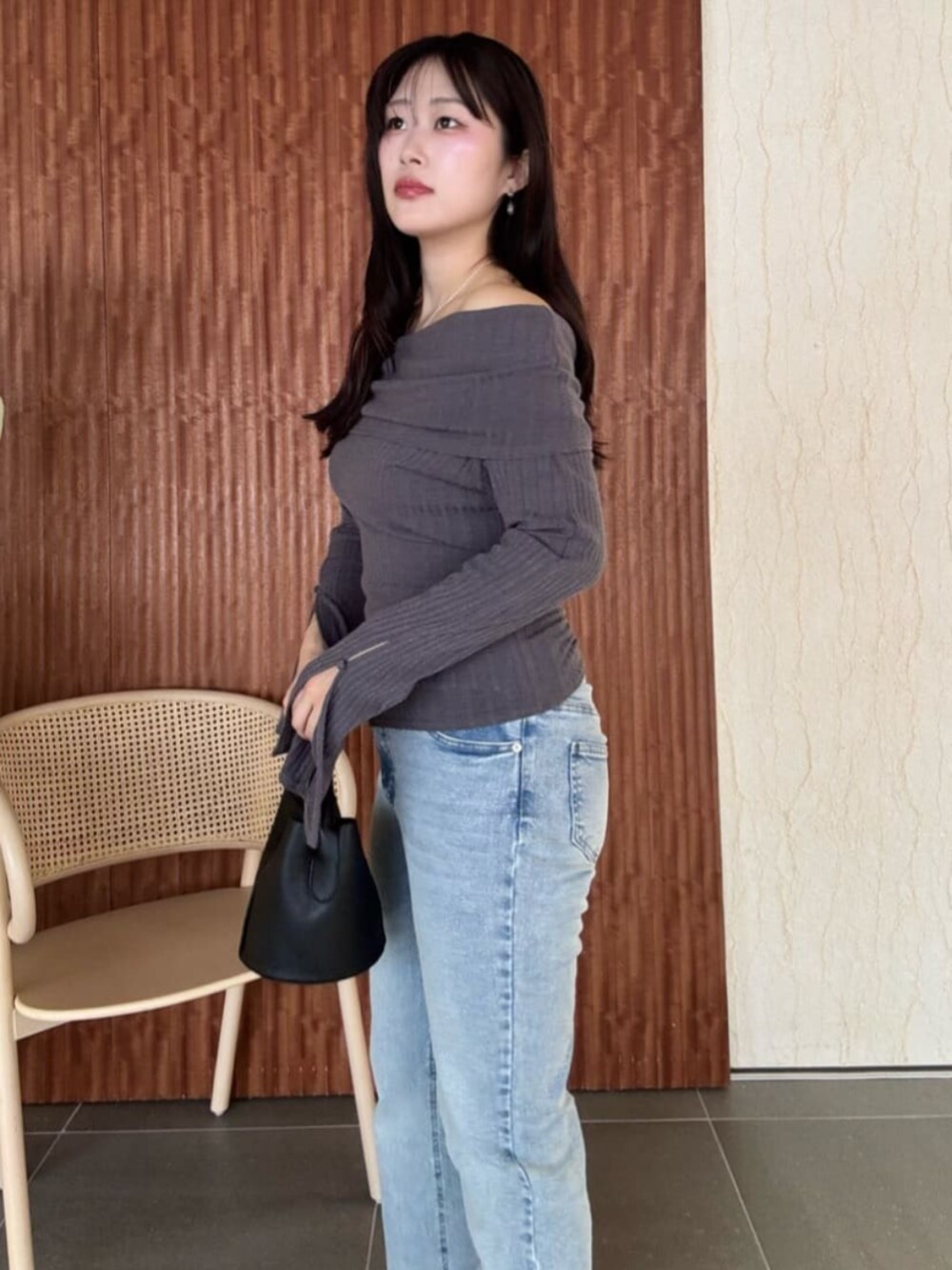ブルー系のデニムパンツ、グレー系のTシャツ/カットソーを着用したレディースの春コーディネートの4枚目の写真