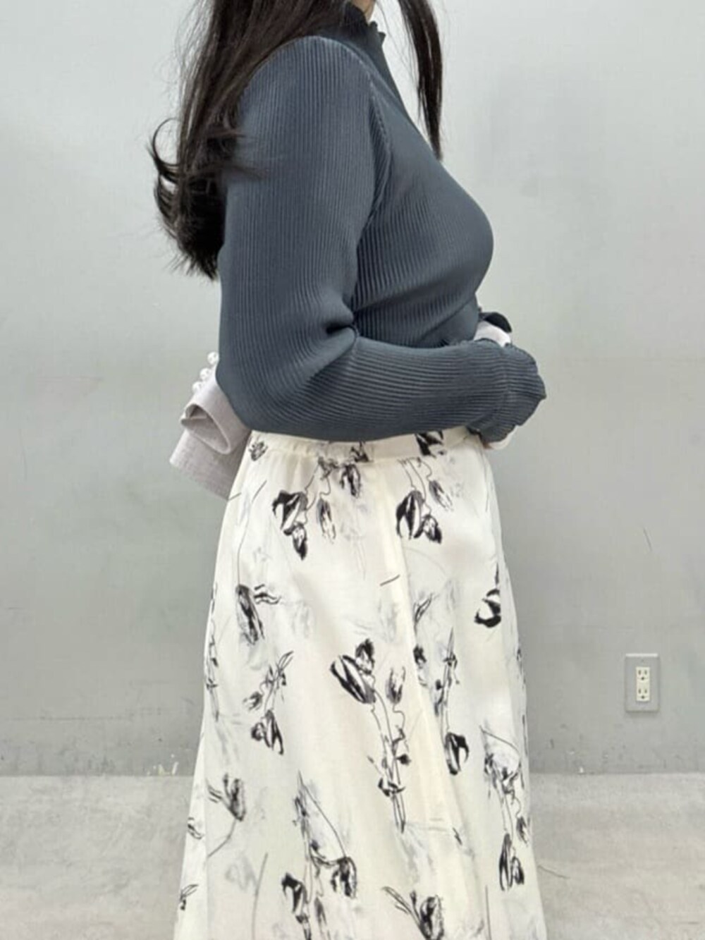 ホワイト系のスカート、グレー系のテーラードジャケット、グレー系のTシャツ/カットソーを着用したレディースの冬コーディネートの5枚目の写真