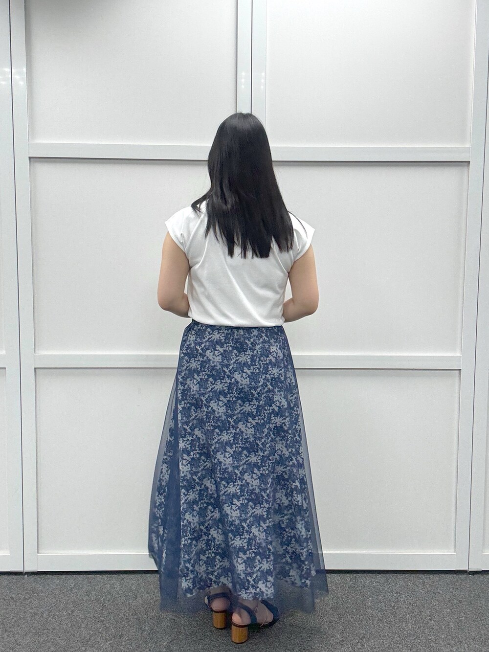 グレー系のショルダーバッグ、その他のスカート、ホワイト系のTシャツ/カットソーを着用したレディースの春コーディネートの2枚目の写真