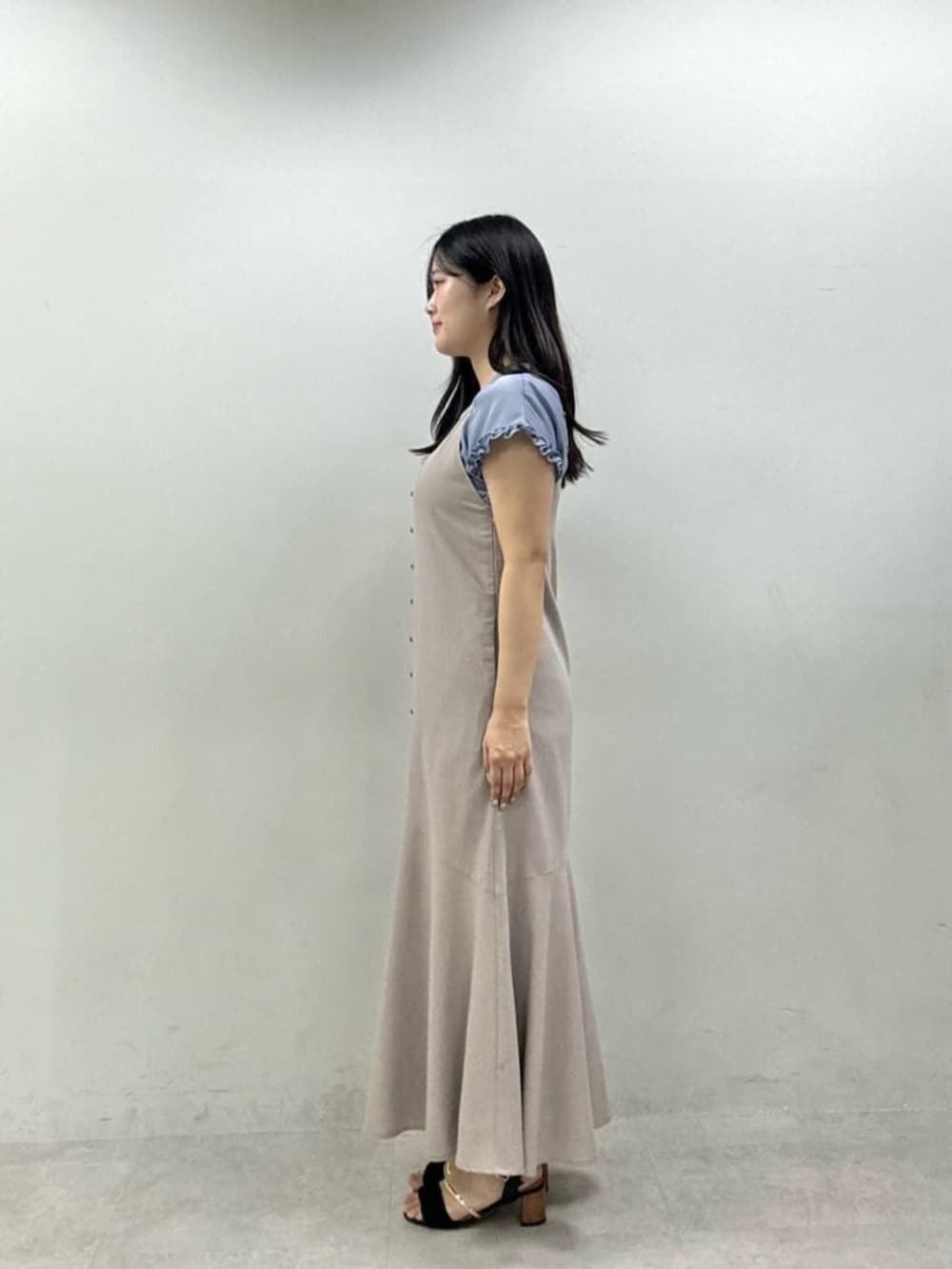 ベージュ系のワンピース、ブルー系のシャツ/ブラウスを着用したレディースの夏コーディネートの2枚目の写真