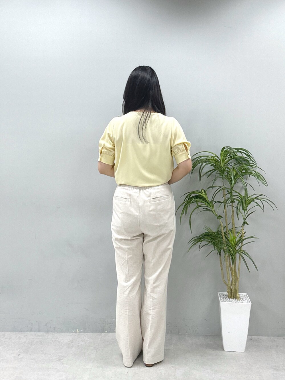 ホワイト系のショルダーバッグ、イエロー系のシャツ/ブラウス、ベージュ系のその他パンツを着用したレディースの春コーディネートの3枚目の写真